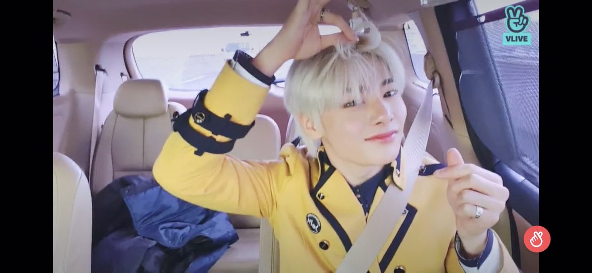 _hazel_55_'s tweet photo. @Vliveofficial Congratulations Jeongin☺️🦊❤️ #JeongInGraduation #Congratulations #StrayKids #VLIVE https://t.co/J2vOTlAKF2