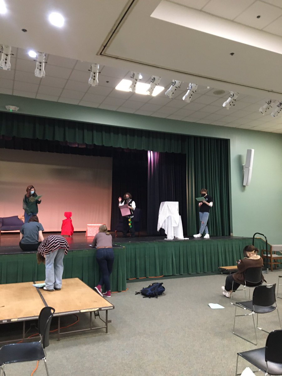 uaperformarts's tweet photo. Best of luck to the cast and crew of TAG on their tech week!! We can’t wait to see the show when it premieres virtually next weekend! 💚🎭💛 #UAArtisticExcellence https://t.co/qAzb5DNOWD
