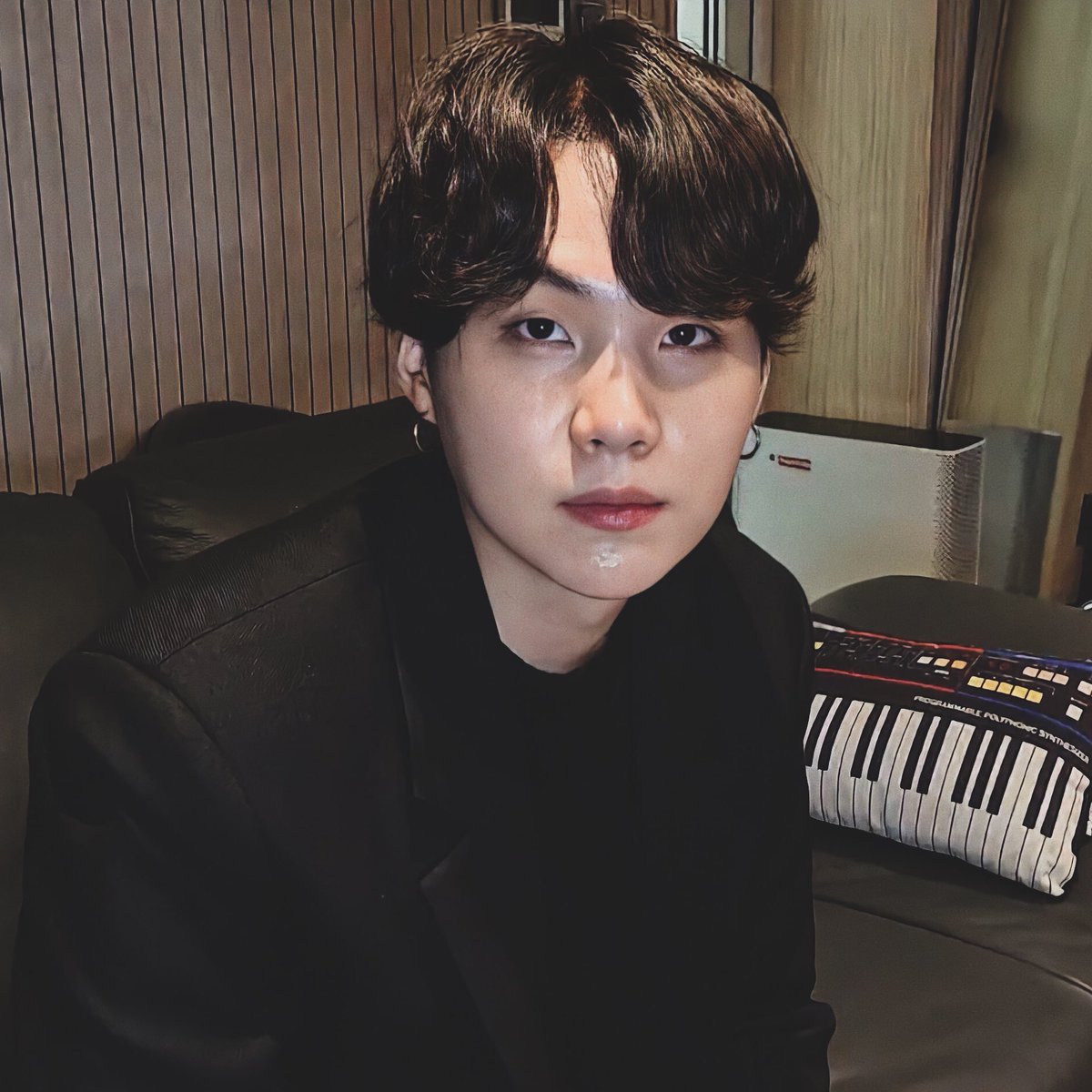 nuxx93's tweet photo. มูฟออนไม่ได้หรอก หล่อเกินจะต้านใจไหว ฮือออๆ  😭😭

#SUGA https://t.co/xthQRUeO99