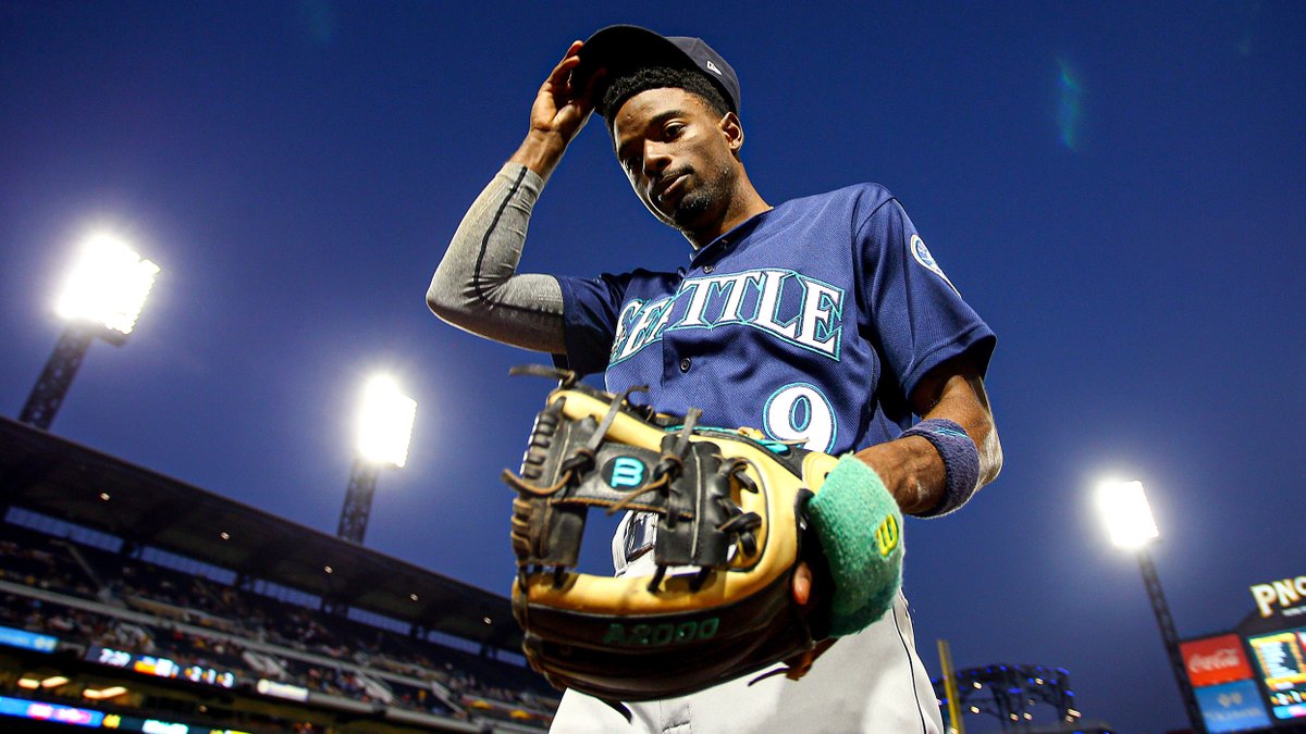 Reds's tweet photo. The #Reds have signed IF Dee Strange-Gordon to a minor league contract with an invitation to major league spring training.

The 2x All-Star is MLB's active SB leader (333) and in 2015 earned both a Gold Glove and a Silver Slugger with Miami.

Welcome to Reds Country, @FlashGJr! https://t.co/7j4uQDOCZl