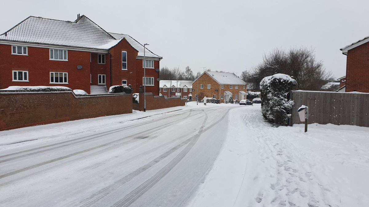 GarethPerkins7's tweet photo. Reasons to hate working from home 45.... can't have a snow day! Have to have a snow lunch instead.... https://t.co/YBeaVkgpuI
