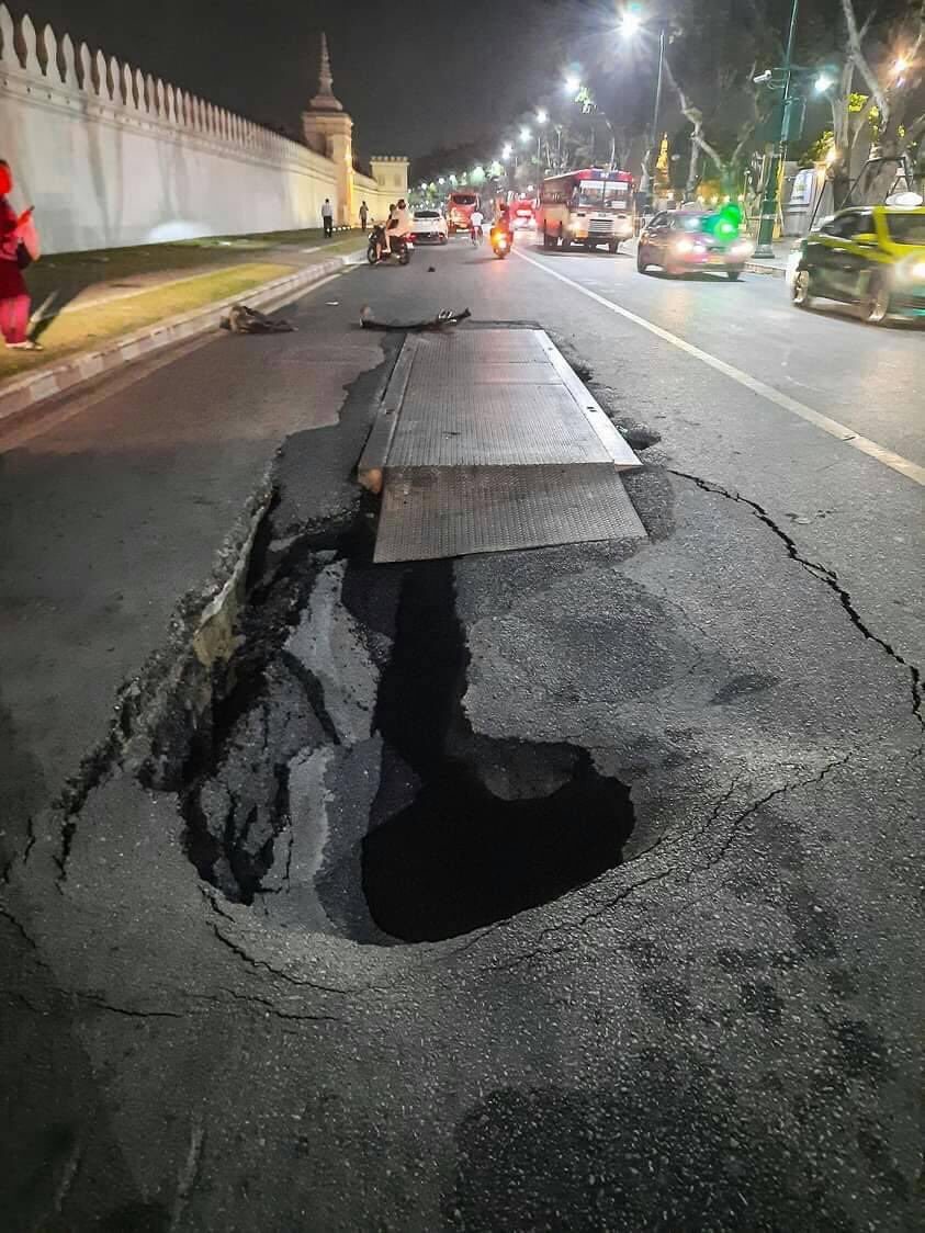 เชี้ยยยช็อคอยู่นะ พึ่งเคยเห็นถนนทรุดลึกขนาดนี้ ละคือรอบวัง นั่นแหน่อุโมงลับอ๋อ
