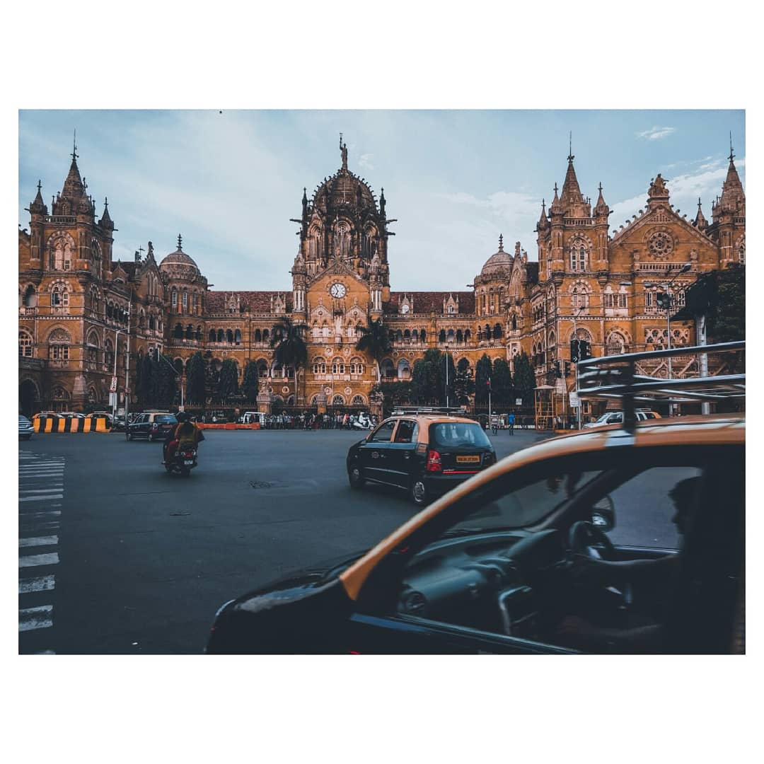 In this city, every deserted street corner conceal a crowd, It appears in a minute when something disrupts the way in which the world is supposed to work . It can disappear almost as instantaneously. 
©Jerry Pinto 
.
.
#mappingmyroutee #travel #Mumbai #photography #PhotoOfTheDay