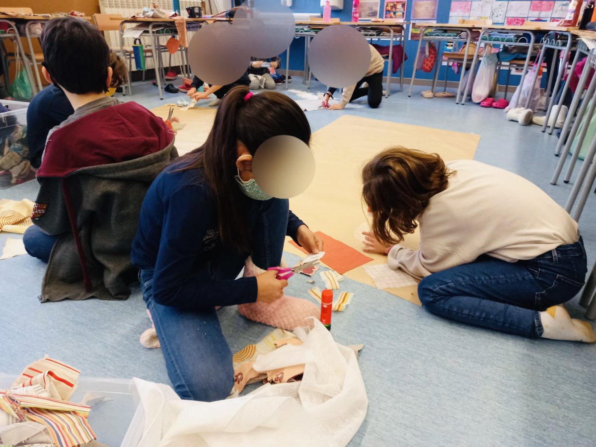 EscolaOlivera's tweet photo. A #5èA #comunitatdelsilesgrans hem construït entre totes i tots l’arbre de la vida #klimt #artiemocions #projecteescola Ha quedat preciós 🖼 🎨 #experimentar #crear #femescola @AMPA_OLIVERA https://t.co/Va926ZGGcn