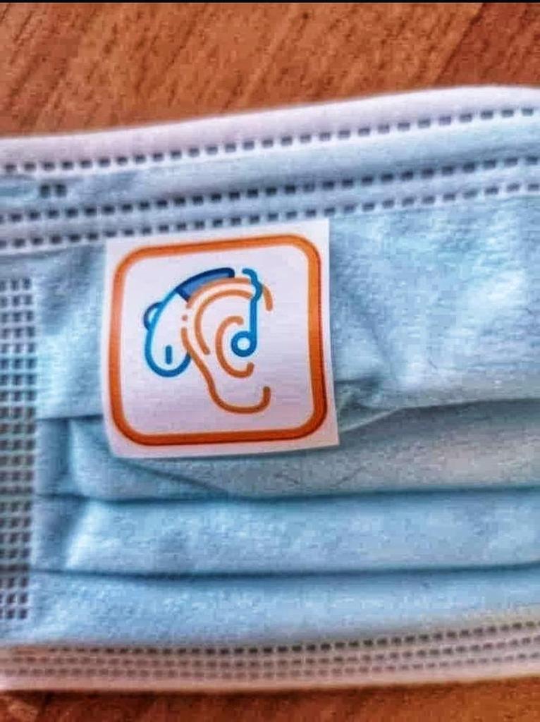 Mohon menyebar luaskan logo dimasker ini.
Logo ini menandakan pemakainya tuna rungu, atau mempergunakan alat dengar.
Karena pandemi covid19 prokes mempergunakan masker, maka kaum tuna rungu ini tidak dapat membaca gerak bibir kita, sehingga jangan sampai ada salah komunikasi.
(1)