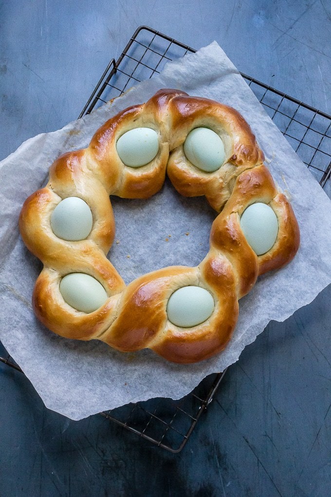 veggie_desserts's tweet image. This traditional Italian braided Easter bread is a showstopping centrepiece. The light and fluffy sweet bread is very easy to make, but you'll need to give it time to rise. 
Get the #recipe: veggiedesserts.com/easy-italian-b… #easter #easterbread #brunch