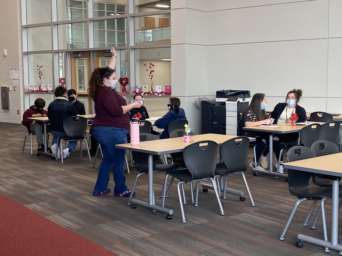 CarmenMangus's tweet photo. After finding books, 8th-graders practice their argumentative skills. Which is best: hamburgers or pizza? #pelionmiddlelearningcommons #pelionmiddlelibrary #pelionprowl https://t.co/RGIpZ0EfGF