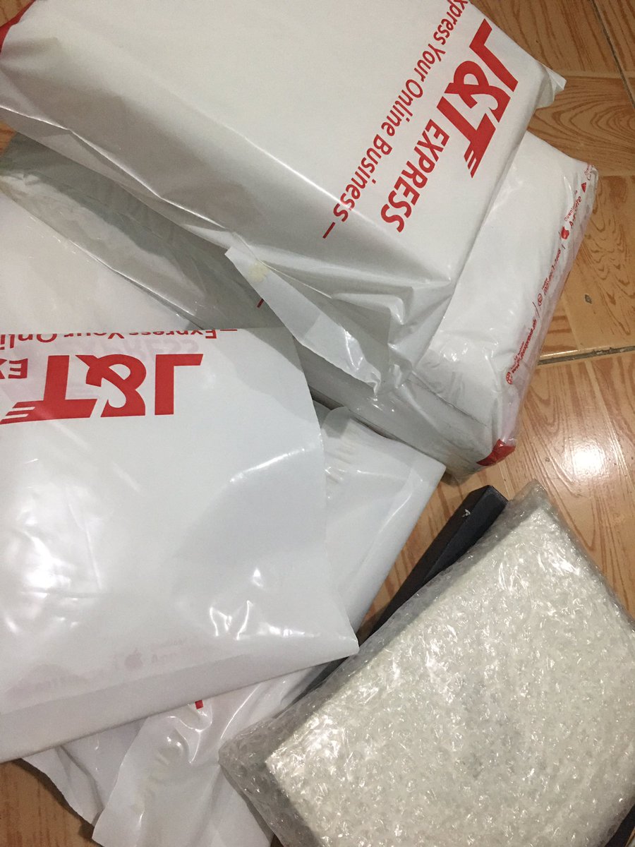 VINTAGEESDOTCO's tweet photo. Thank you so much. I'm always grateful to you guys even though madami napagdaanan tong shop na to. You're always patiently waiting and understanding me. Thank you so much, ARMY. I really enjoy selling, see you all soon. 💗 https://t.co/gzSvEviHf0