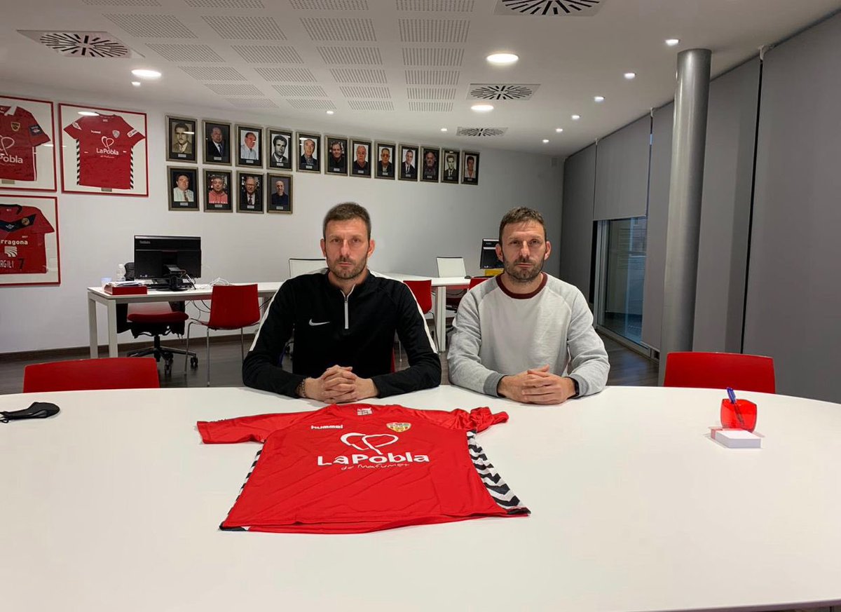 CFPoblaMafumet's tweet photo. Ei @footters‼️ 👋 L'Albert Virgili segueix sent el nostre director esportiu, tot i que seguim temptant-lo perquè es torni a calçar les botes! 😝 Comencem a visualitzar la seva autopresentació‼️🤣 https://t.co/d2a1yBp3tG