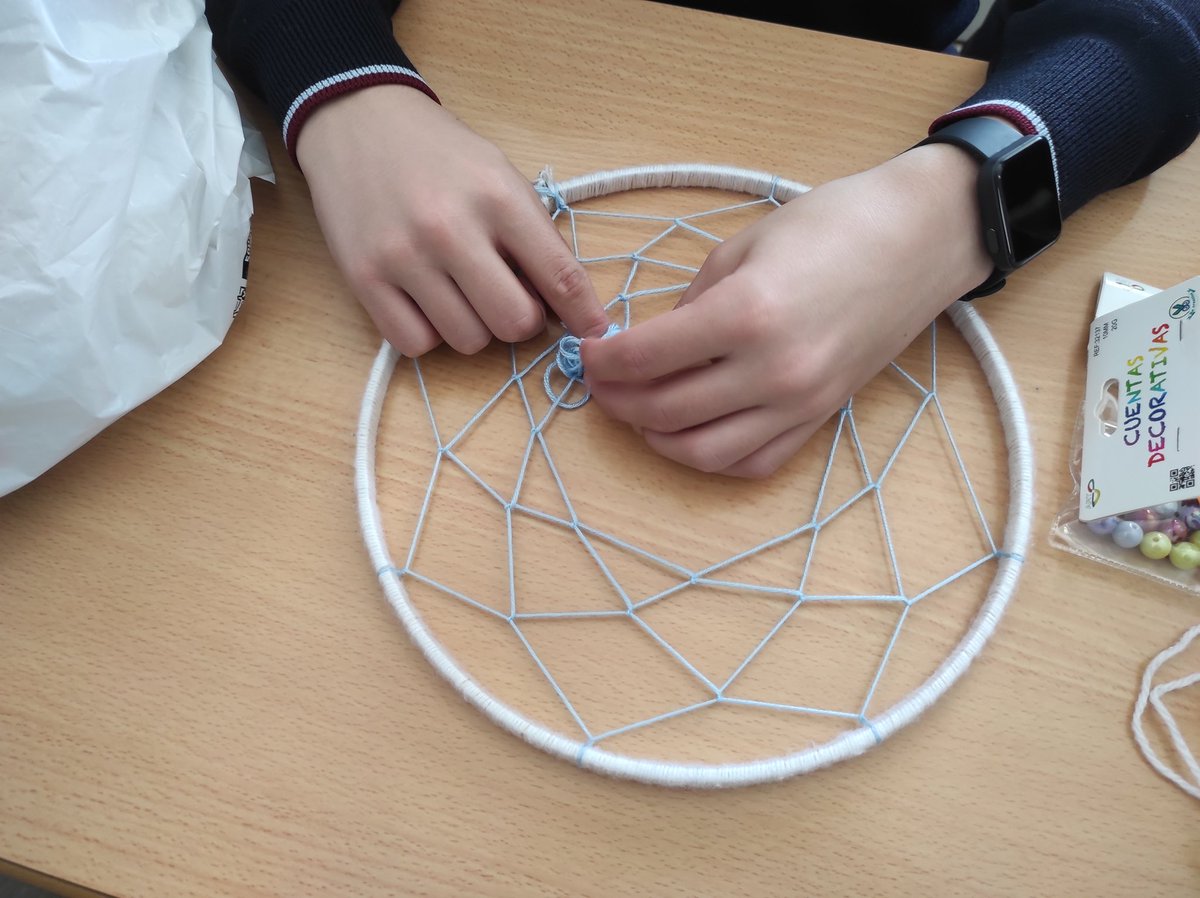 jaimemunne's tweet photo. Los alumnos de segundo de secundaria del @ColegioSalliver trabajan la geometría mediante el diseño y construcción de estos coloridos atrapasueños. #epvav https://t.co/hxjVfBtIRx