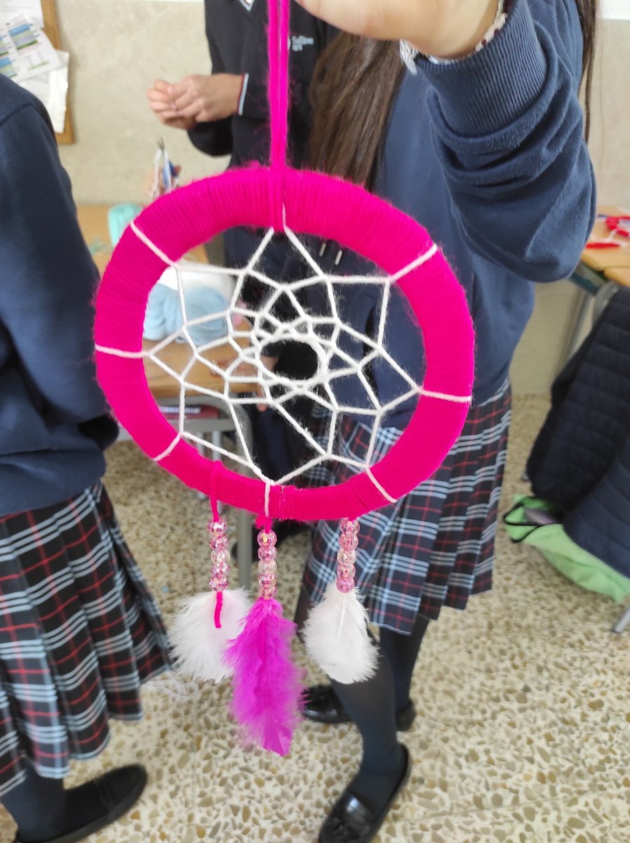 jaimemunne's tweet photo. Los alumnos de segundo de secundaria del @ColegioSalliver trabajan la geometría mediante el diseño y construcción de estos coloridos atrapasueños. #epvav https://t.co/hxjVfBtIRx