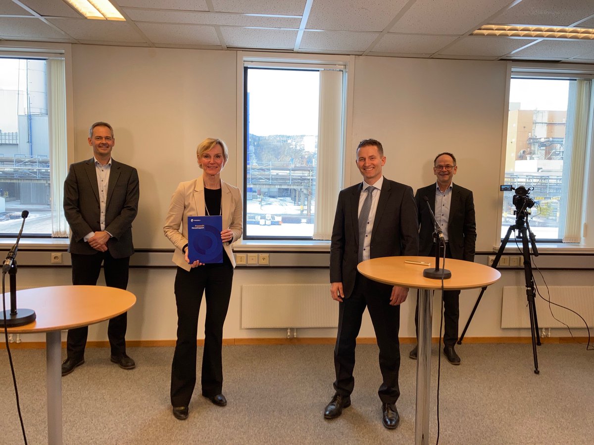 En fornøyd gjeng f.v. <a href="/HansErikVatne/">Hans Erik Vatne</a> <a href="/ninadahl1/">Nina Dahl</a> <a href="/HvardMoe4/">Håvard Moe</a> <a href="/LarsPMaltby/">Lars Petter Maltby</a>   etter framlegging av #Prosess21 nasjonal strategi for prosessindustrien idag - et budskap om reduserte utslipp ned mot 0 og økt verdiskaping gjennom grønn vekst er et godt budskap