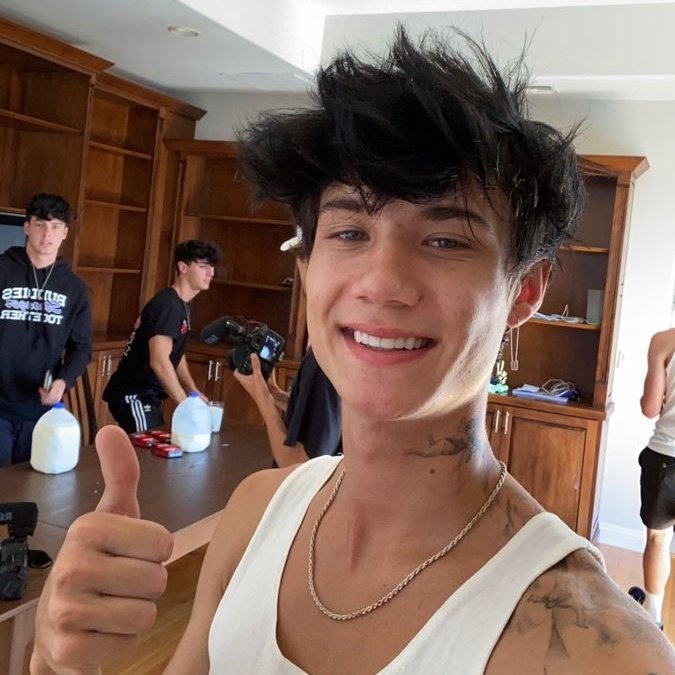 wiIIgryson's tweet image. Hey babe I came to wish you a happy birthday and thank you for another year of your existence, I love you and enjoy your day;  open to read the messages of affection ❤ @jadenhossler #happybirthdayjxdn