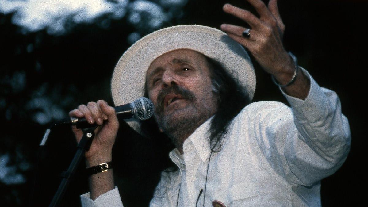 Bugün sen çok gençsin yavrum
Hayat ümit neşe dolu
Mutlu günler vaad ediyor
Sana yıllar ömür boyu
Ne yalnızlık ne de yalan üzmesin seni
Doğarken ağladı insan
Bu son olsun bu son

#CemKaraca