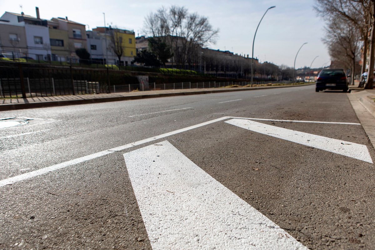 jordi_ballart's tweet photo. 🅿️ 🚗 Habilitem una nova línia d'estacionament a la #RondaPonent, tant en sentit nord com en sentit sud. L'hem creat per donar resposta a la reivindicació dels veïns i les veïnes de la zona que han perdut espai per aparcar degut a les obres del sector de #CanColomer https://t.co/RnZQgeDuj3