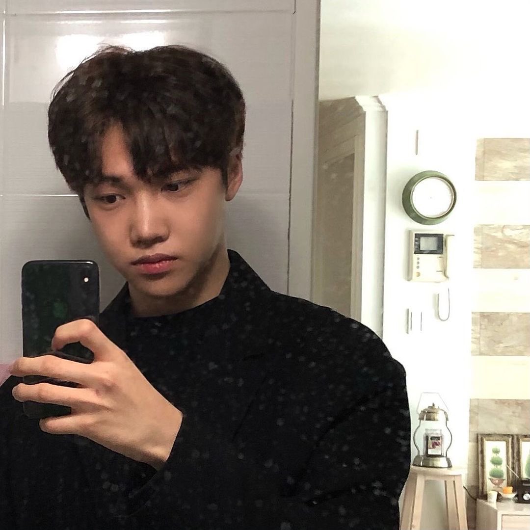 soft4echan's tweet photo. @euijooss HE'S SO HANDSOME 😭😭 https://t.co/vVsO2tfQVA