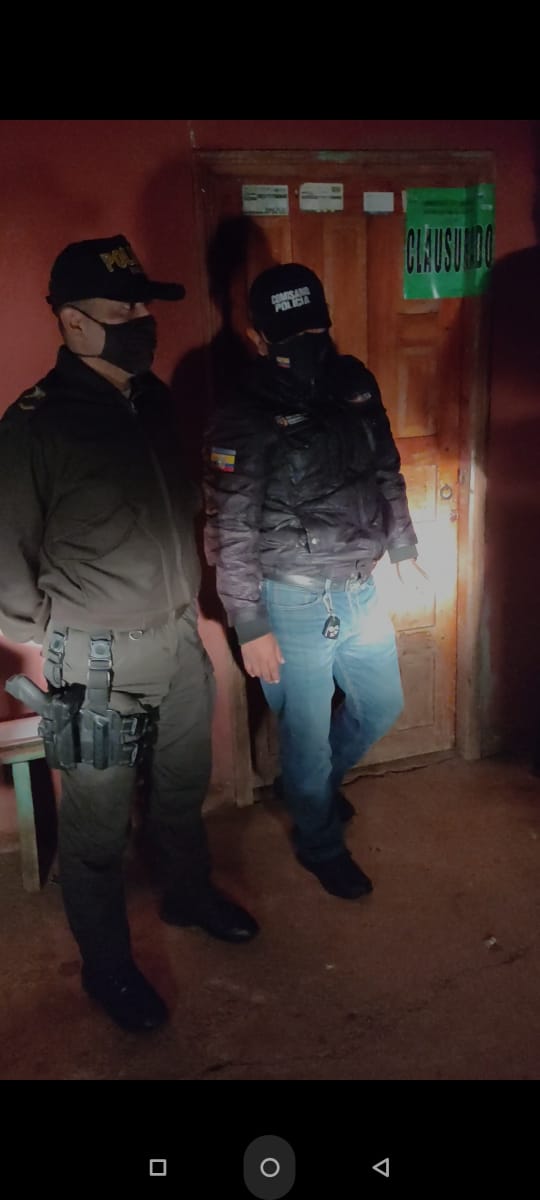 GoberLoja's tweet photo. ✅Comisario Nacional de Policía, en coordinación con @PoliciaEcuador, procedieron a la clausura de una tienda sin permiso de funcionamiento, por atender fuera de horario y permitir a libadores en sus instalaciones, esto en el sector Las Pampas. https://t.co/uXP6FDL0uy