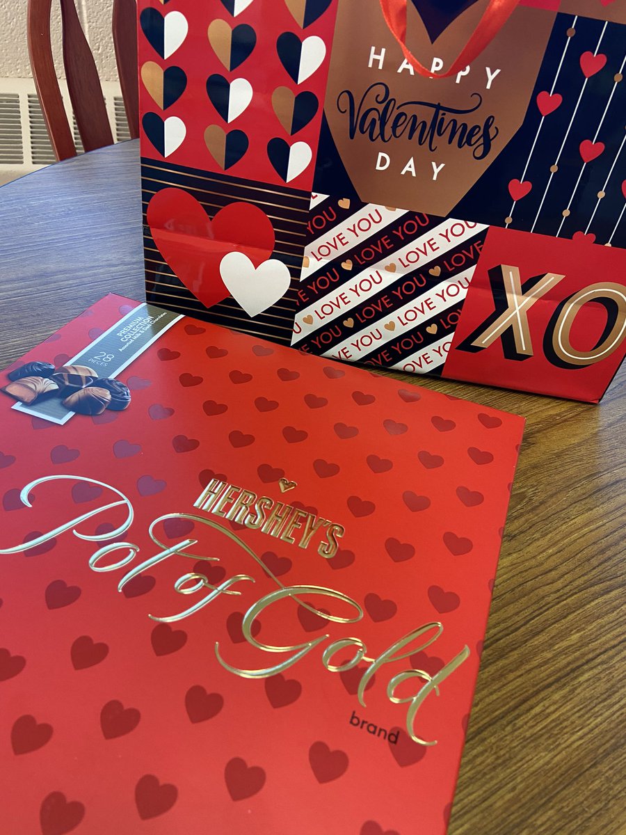 JannaTolleson's tweet photo. โค๏ธMy sweet Peyton sharing some sweet treats with meโค๏ธ #Kindergarten #ValentinesDay #MondayMotivation #precious #WallaceGregg โค๏ธ#xoxo https://t.co/q5qtWzS84M