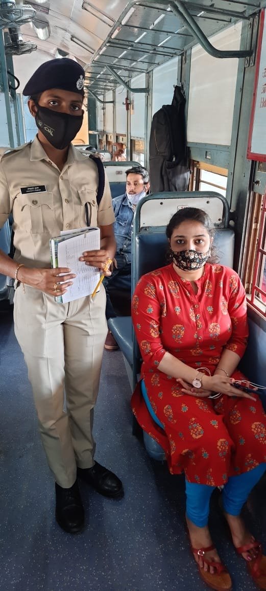 SWRRLY's tweet photo. RPF personnel of #Mysuru attended Train No 06535 - Mysuru TO Solapur Express at Mysuru station conducted awareness regarding women's safety for a safe journey in train and about Security Helpline No.182,
#Dial182 #CallRPFon182 #ServingwithSmile #TravelSafewithSWR https://t.co/cScYrHutcR