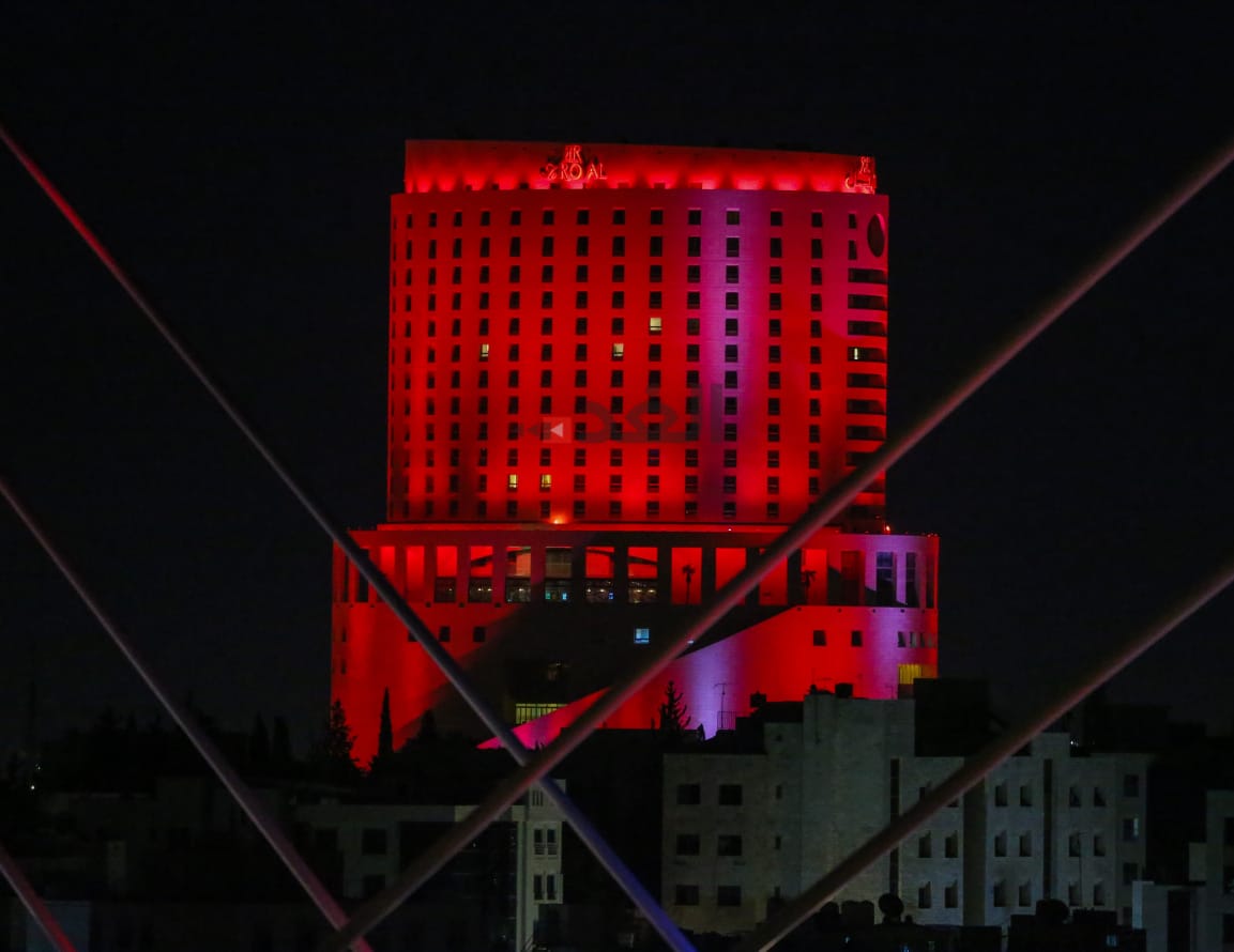 AlghadNews's tweet photo. #صور.. بمناسبة قرب وصول مسبار الأمل إلى مدار كوكب المريخ، وهو مشروع إماراتي لاكتشاف المريخ  تم إضاءة المدرج الروماني وجسر عبدون وفندق الرويال وشارع الوكالات باللون الأحمر.

  تصوير أمير خليفه

#الغد #الاردن https://t.co/cHXBfHCnqE