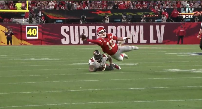 ChiefsKingdom5's tweet photo. Can you believe @PatrickMahomes threw this pass 30 yards on a dime while he was parallel to the ground https://t.co/4h0VoBgqBm