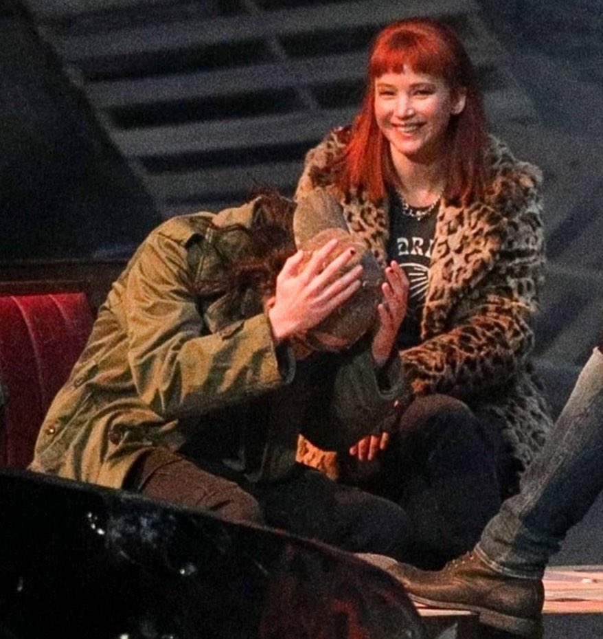 JSLawrenceSpain's tweet photo. Nuevas imágenes de Jennifer Lawrence y Timothée Chalamet en el set de 'Don't Look Up'. https://t.co/O0MHmgmTjF