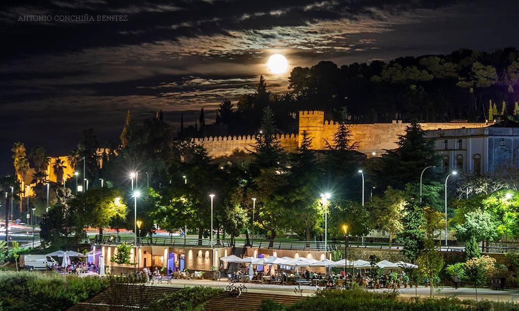 Eresdebadajozsi's tweet photo. La luna llena sobre la Alcazaba https://t.co/XrN9CpzhQX