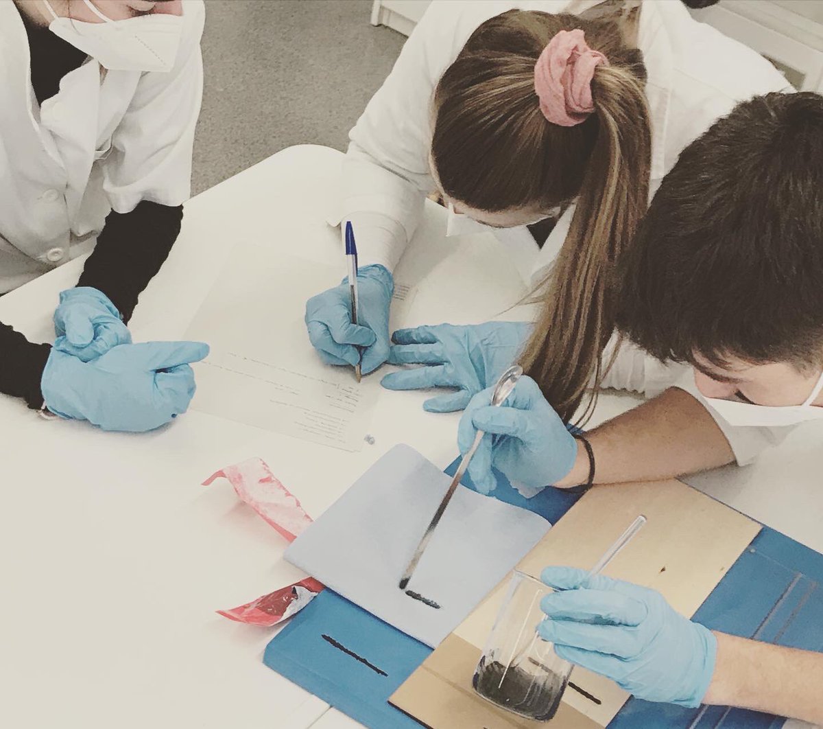 jessicafzc's tweet image. Diseñar carbono líquido, #proyectomateriales @elisavabcn #engineering! Feliz de volver a trabajar con ello/as en el laboratorio! #designmaterials #barcelona #designengineering #designspeculations #science #carbon #graphite #Graphene #SmartInk
