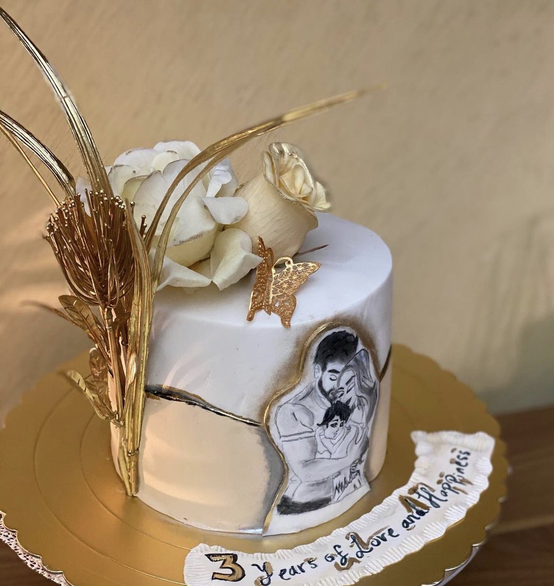 spatuledechef's tweet photo. كيكة العائلة المحبة 👨‍👩‍👦🤍 برسم يدوي 🤍👨‍👩‍👦 Loving Family #الرياض #كيكات_الرياض #كيكه #كيكات #فعاليات #مناسبات #حفل #عائلتي https://t.co/HCFgTDfZ0K