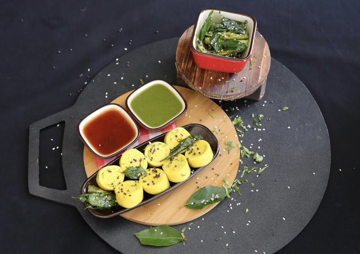 BondCommunity's tweet photo. Bombay Chowpatty is the best place to visit if you want to taste and experience different types of Indian snacks! Best part is it’s all in one place! 
.
.
.
.
.
#twitterfood #indianfood #delish #foodies #dubai #academiccityfood #indiansnacks #bombaychowpatty #communitybond https://t.co/HYyZkKPUI6