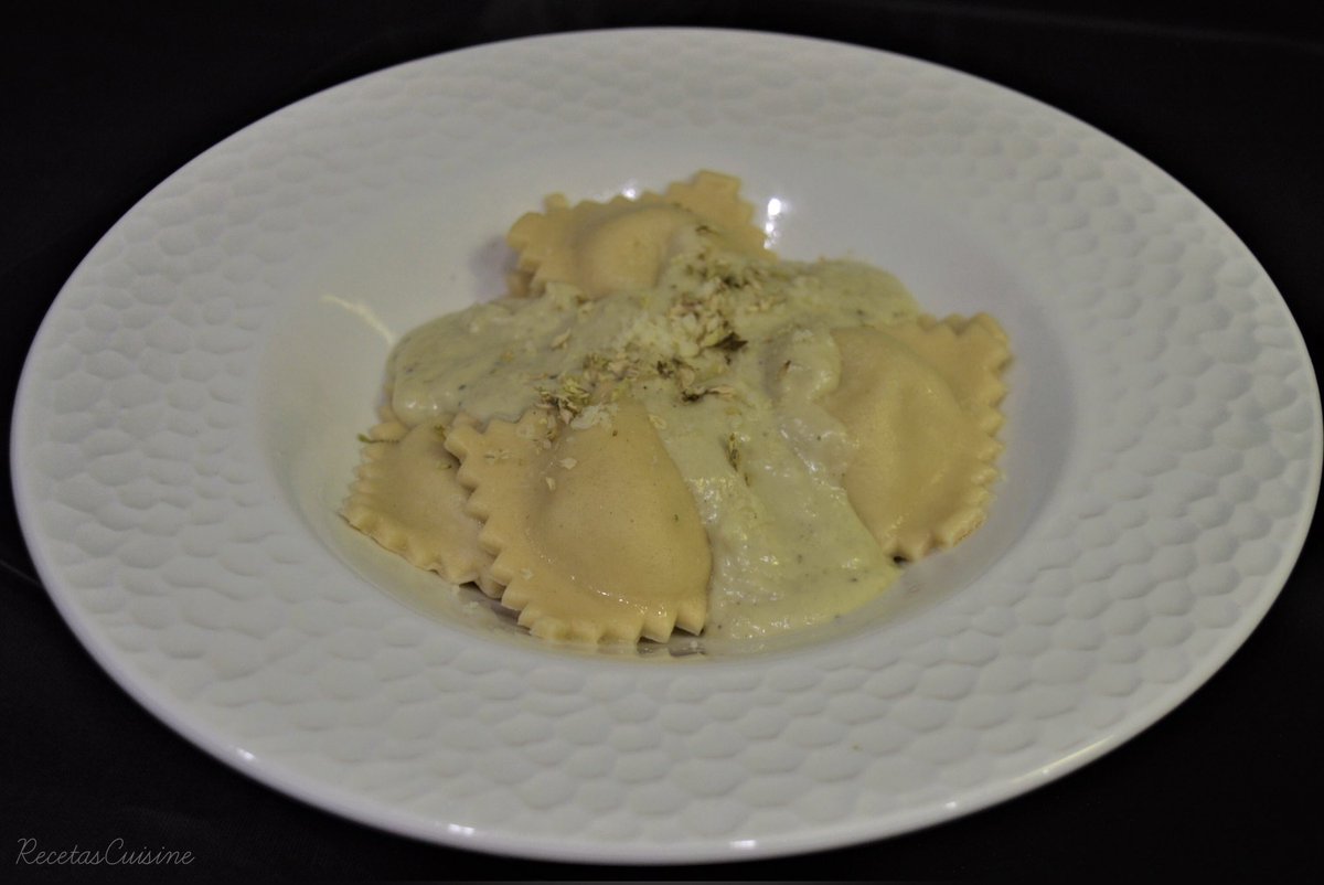 Lunes de, ¡nueva receta en el blog!
Es la de raviolis caseros con pera 🍐 y queso 🧀 stilton. Los preparamos el viernes y creo que todavía hay harina por la cocina 🤣🤣
Para ver la receta, pincha aquí 👉🏼 bit.ly/3jwF3eg #companion #pastacasera #cocinillas