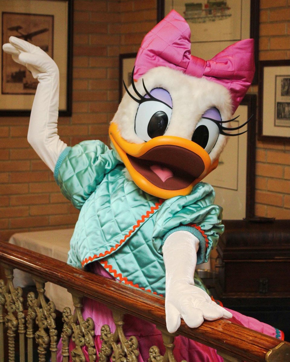CharactersPBlog's tweet photo. Bubblegum pink dress? Check! Turquoise top? Check! Matching bow and shoes? Check, check, check. When it comes to winter fashion, Daisy Duck makes no mistakes. ❄️✨

#DisneyVIP #winterwear #coldday #cute #disneylandparis #winterthrowback #snowday #daisy #daisyduck #diva #fashion https://t.co/K3NvVu1Kas