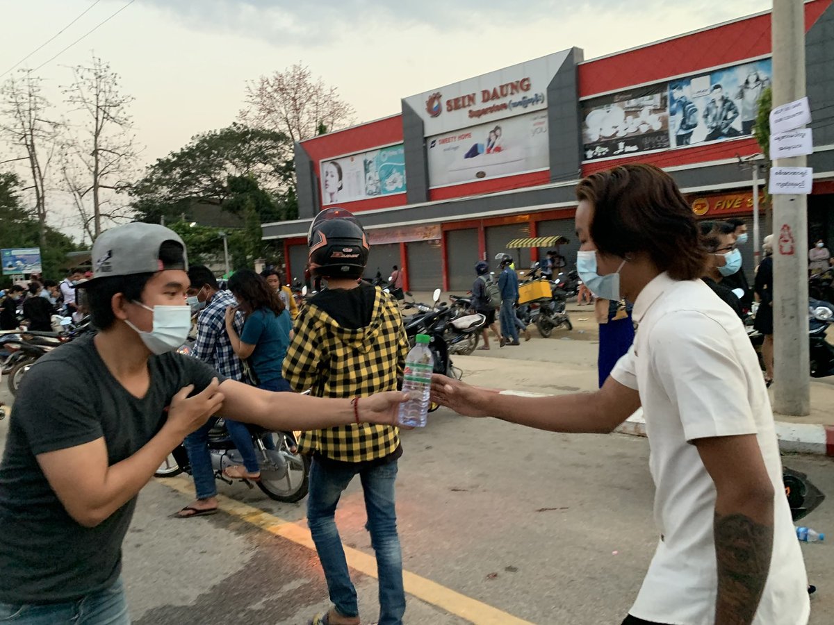 AhThayyLay's tweet photo. Nay Pyi Taw Future Youths giving #FreeMask
#FreeWater
#FreeSnack 
Donate and support here : 
https://t.co/KzDUko9vmi https://t.co/EslET27ofV