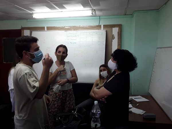 CubaMES's tweet photo. Visita la Viceministra Primera de Educación Superior Martha Mesa la #SalaSituacional de la Dirección Provincial de Salud de La Habana, integrado por jóvenes profesores y estudiantes de la Cujae. La #UniversidadCubana en la primera línea de las tareas de impacto social. #Cuba https://t.co/oeSQkHpL8y