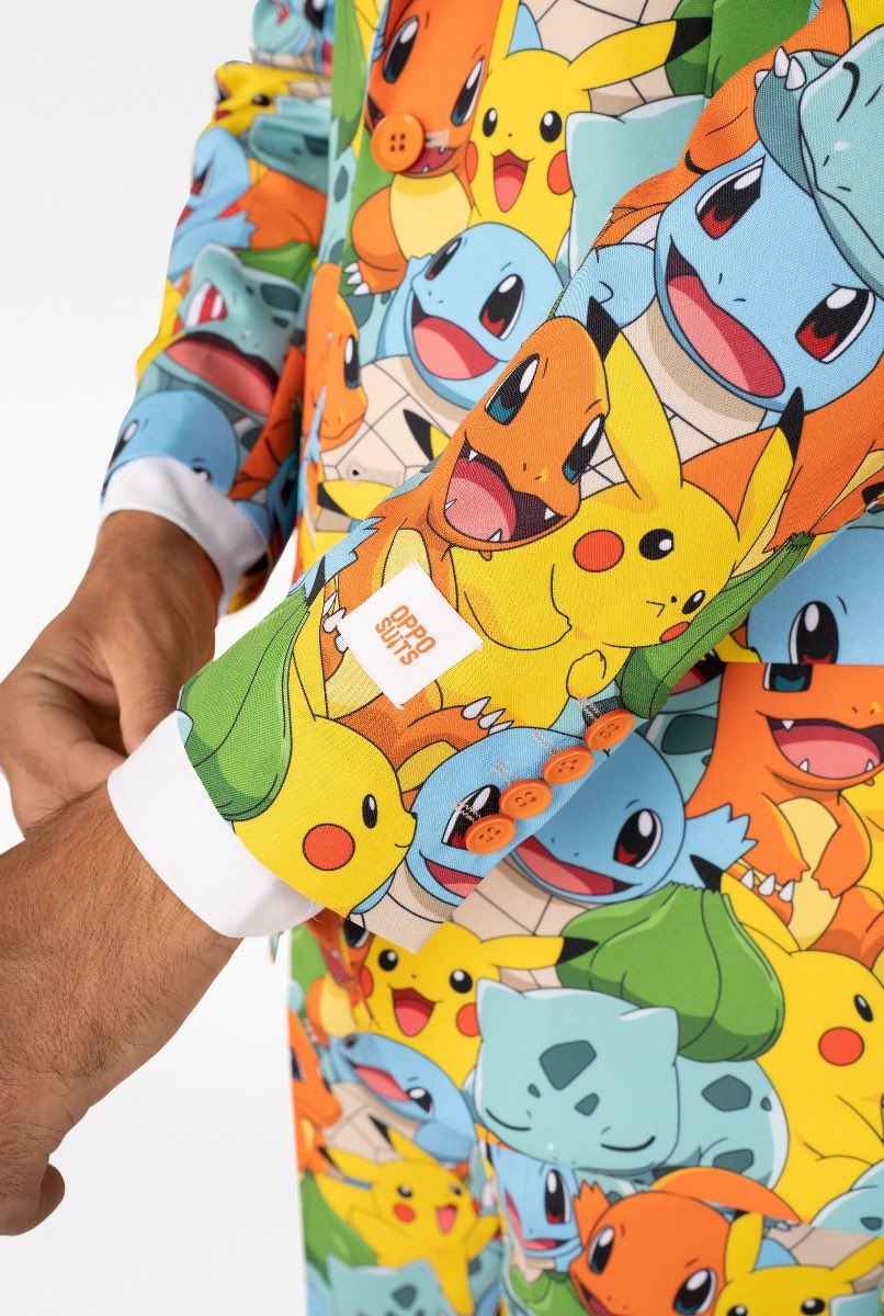 Traje de Pokémon de la marca Opposuits. Incluye chaqueta, pantalones y corbata.