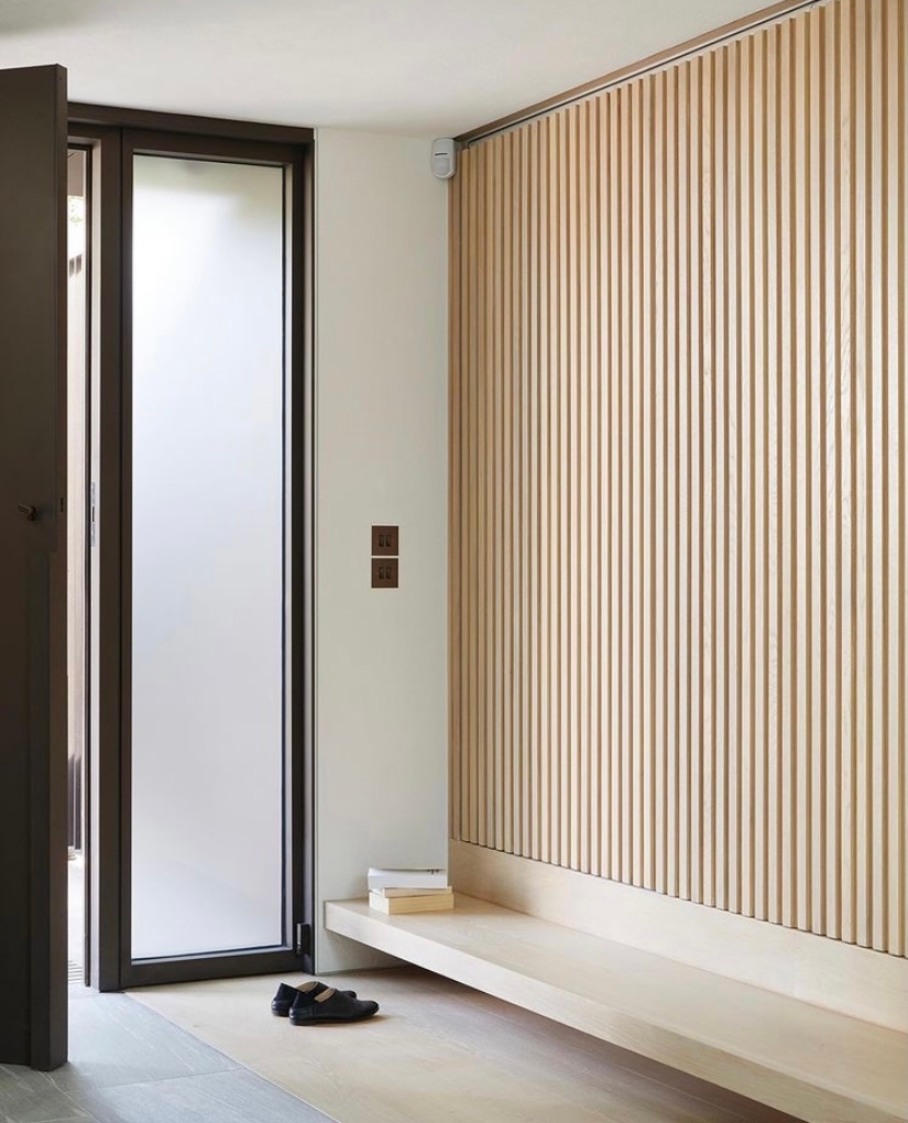 The light, natural timber choices featured in this hallway provide a welcoming embrace and seamless transition from the natural light outside. Anchored in highlights of matte black, the interior space has an elegant weightlessness to it. Project by @stanton_williams.