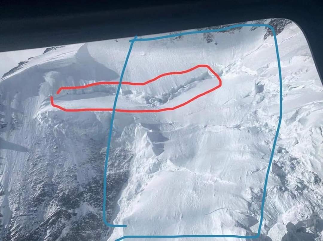 RaheelMinhas11's tweet photo. Avalanche track above C3 and Below C4 (last gps known location). Rescue operation should start searching this portion including the mountain crack. Who knows they're swept inside that crack....

#Alisadapara https://t.co/coAnmCrRor