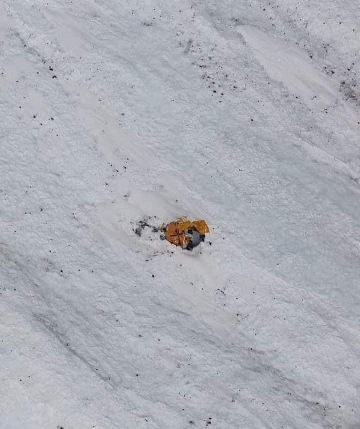 RaheelMinhas11's tweet photo. Avalanche track above C3 and Below C4 (last gps known location). Rescue operation should start searching this portion including the mountain crack. Who knows they're swept inside that crack....

#Alisadapara https://t.co/coAnmCrRor