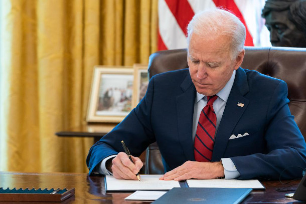 livingonearth's tweet photo. Harvard Law professor @JodyFreemanHLS joins host @BobbyBascomb for an in-depth examination of President Biden's climate policy: https://t.co/DpAfGkmpHP https://t.co/SJDJRgCpXS
