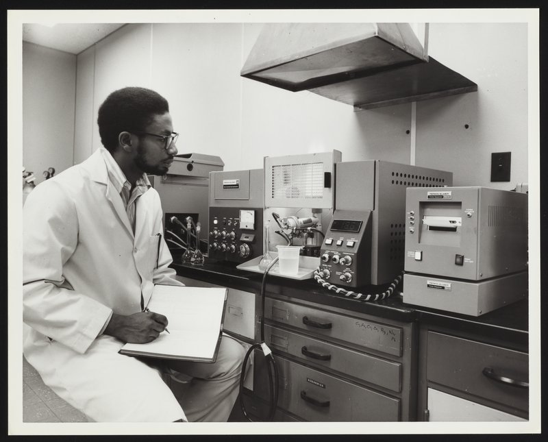 SciHistoryOrg's tweet photo. Our #OthmerLibrary collection is full of photos of scientists. Here, an unidentified African-American chemist is reviewing the results of an analysis in the research laboratory at the Detroit Edison Company. #BlackHistoryMonth #BlackInSTEM
https://t.co/86hOADkvu9 https://t.co/vEqPiem9fu