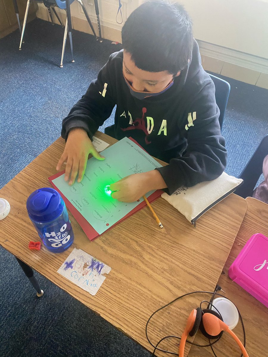 JanaeCapshaw's tweet photo. Scholars in Ms. Felker’s class are using finger lasers to follow along and decode unfamiliar words! #MESgrit @vanessacuarenta @MorningsideFW @_AHughes85 https://t.co/DuuqXlBC32