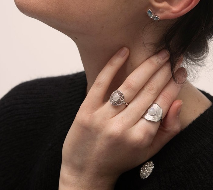 Lookeor's tweet photo. La Saint-Valentin, c'est cette semaine ! Pour la plus belle des occasions, offrez-lui le plus beau des bijoux ✨

#lookeor #saintavalentin #bijoux #charms https://t.co/3Dgnn8Gv3Q