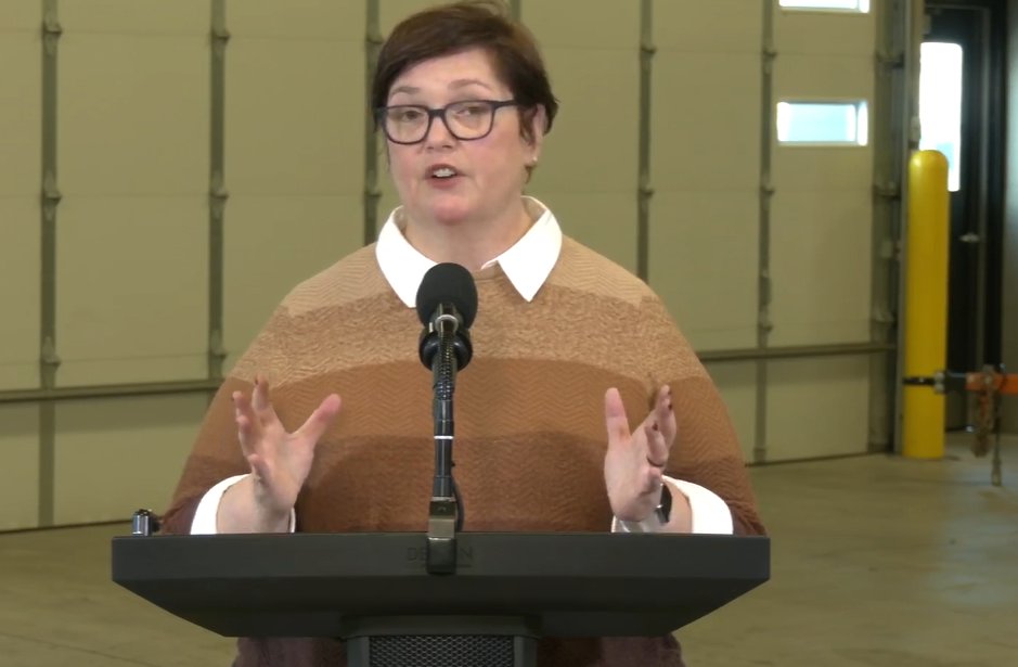 MnDPS_DPS's tweet image. .@MnDOT Commissioner Margaret Anderson Kelliher urges Minnesotans to slow down for EVERYONE on the road including MnDOT workers. "It's time for people to have direct conversations about speed and what's happening. It's OK to speak up and talk about slowing down."