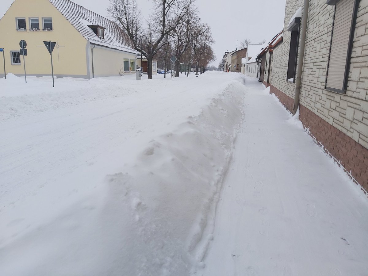 Robeasy2's tweet photo. @koolsavas @FelixH1910 Witzig. Das ist unsere HAUPTSTRAßE https://t.co/hATEeTV4uu