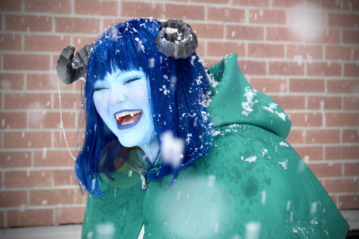 _dancinglights's tweet photo. Guess who finished her Jester costume just in time for the snow? Not bad for my first cosplay! 💙🍭

The lovely Jester belongs to @LauraBaileyVO and @CriticalRole 

#criticalrole #jester #CriticalRoleCosplay #jestercosplay #cosplay https://t.co/lmRnzlHAeJ