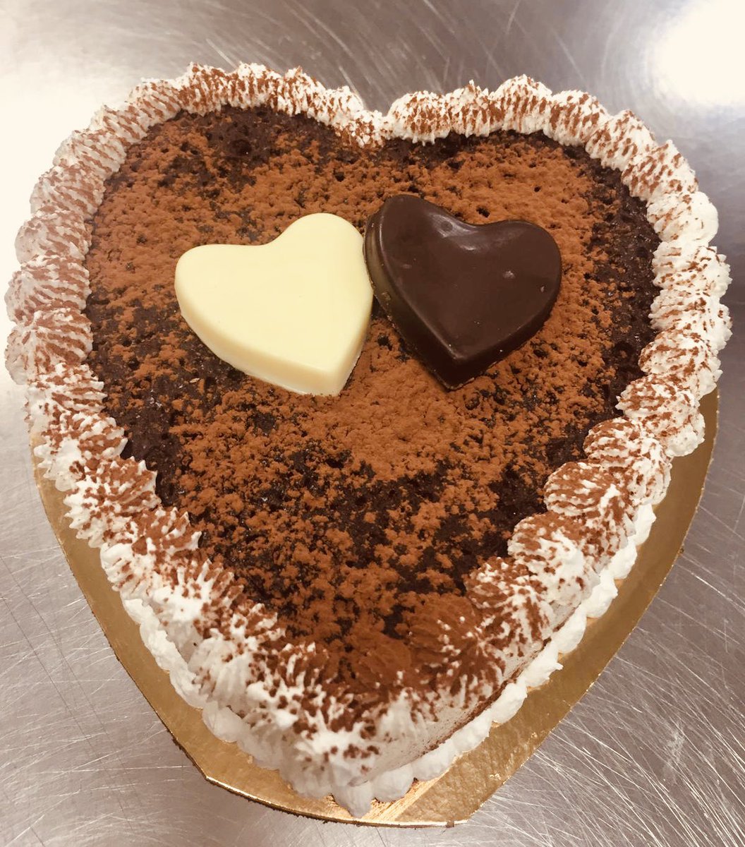 Ap_Cel's tweet photo. 💘🍰 No es preciso esperar a San Valentín para compartir con tu pareja una de nuestras tartas, ni tampoco es preciso incluso tener pareja. 😜
🥂 ¡Pídelas en tu punto de venta habitual!
#SanValentínSinGluten #ApCel https://t.co/bqXIexEphv