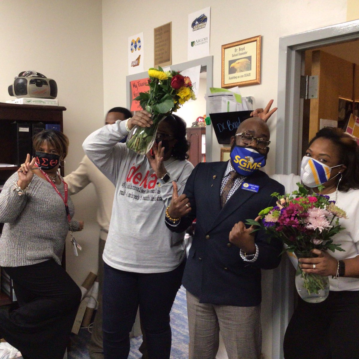 SGT_sgms's tweet photo. We Love our Counselors, at the Best Nest #TheBestNest #Thefuturestartshere https://t.co/j7eod6s8Ni