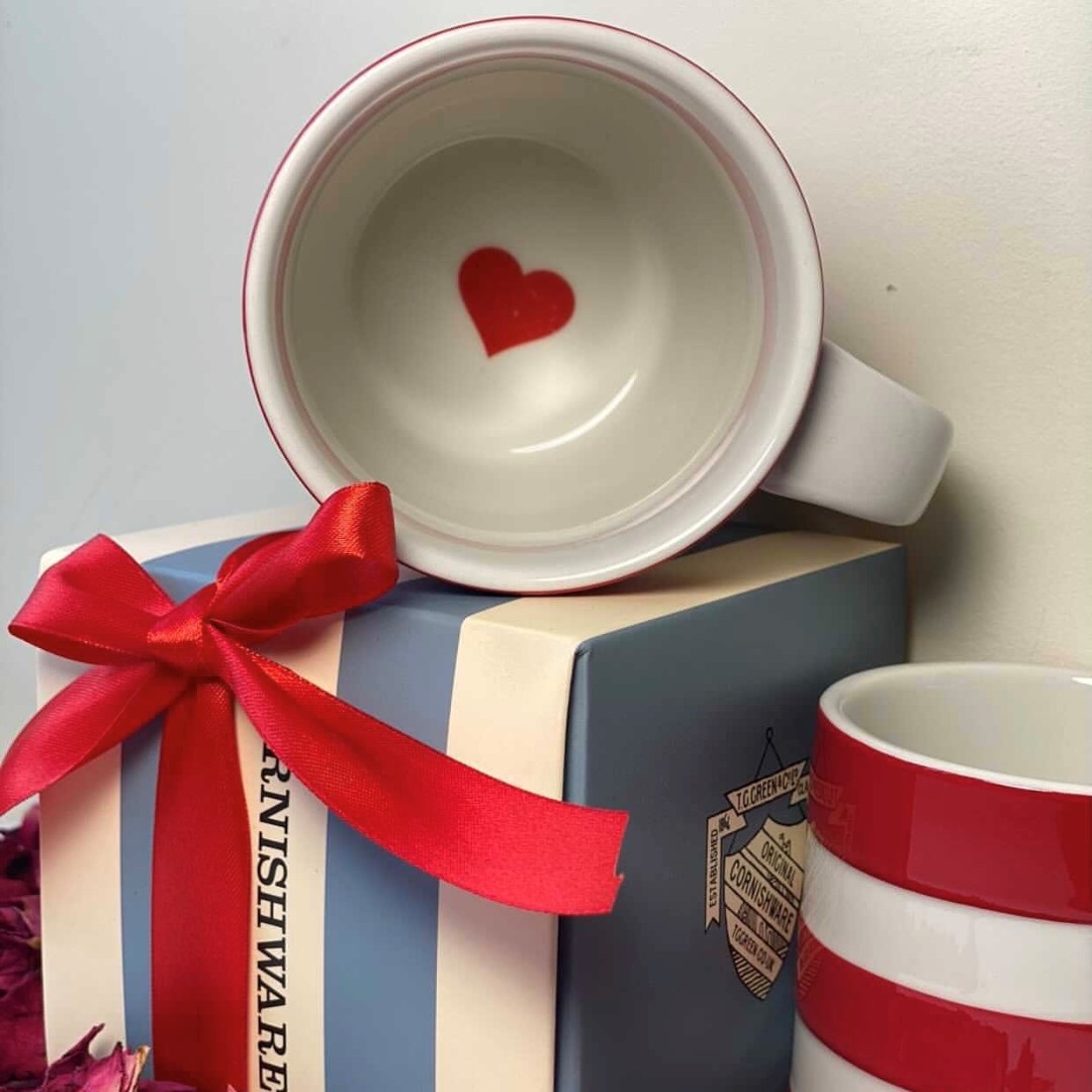 Win Love in a Mug ❤️ We've teamed up with the gang at <a href="/cornishware/">Cornishware</a> to give you a chance to win their Valentine's Special Mug as well as our Strawberries &amp; Cream Tea. Head over here to enter now! dorsettea.co.uk/competitions/w…