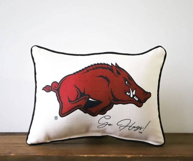 JSimplyVintage's tweet photo. A beautiful Razorback pillow matches ALL home decor! Designed and manufactured in Calhoun City, Mississippi, this pillow collection is the perfect way to cozy up any space! 

Purchase in-store or buy online! #taptoshop https://t.co/W9XJrW5Don