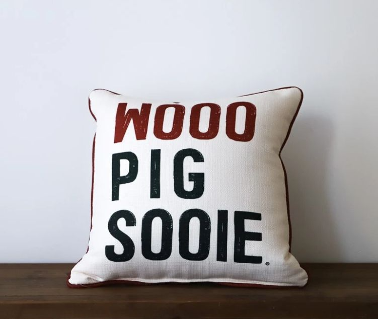JSimplyVintage's tweet photo. A beautiful Razorback pillow matches ALL home decor! Designed and manufactured in Calhoun City, Mississippi, this pillow collection is the perfect way to cozy up any space! 

Purchase in-store or buy online! #taptoshop https://t.co/W9XJrW5Don